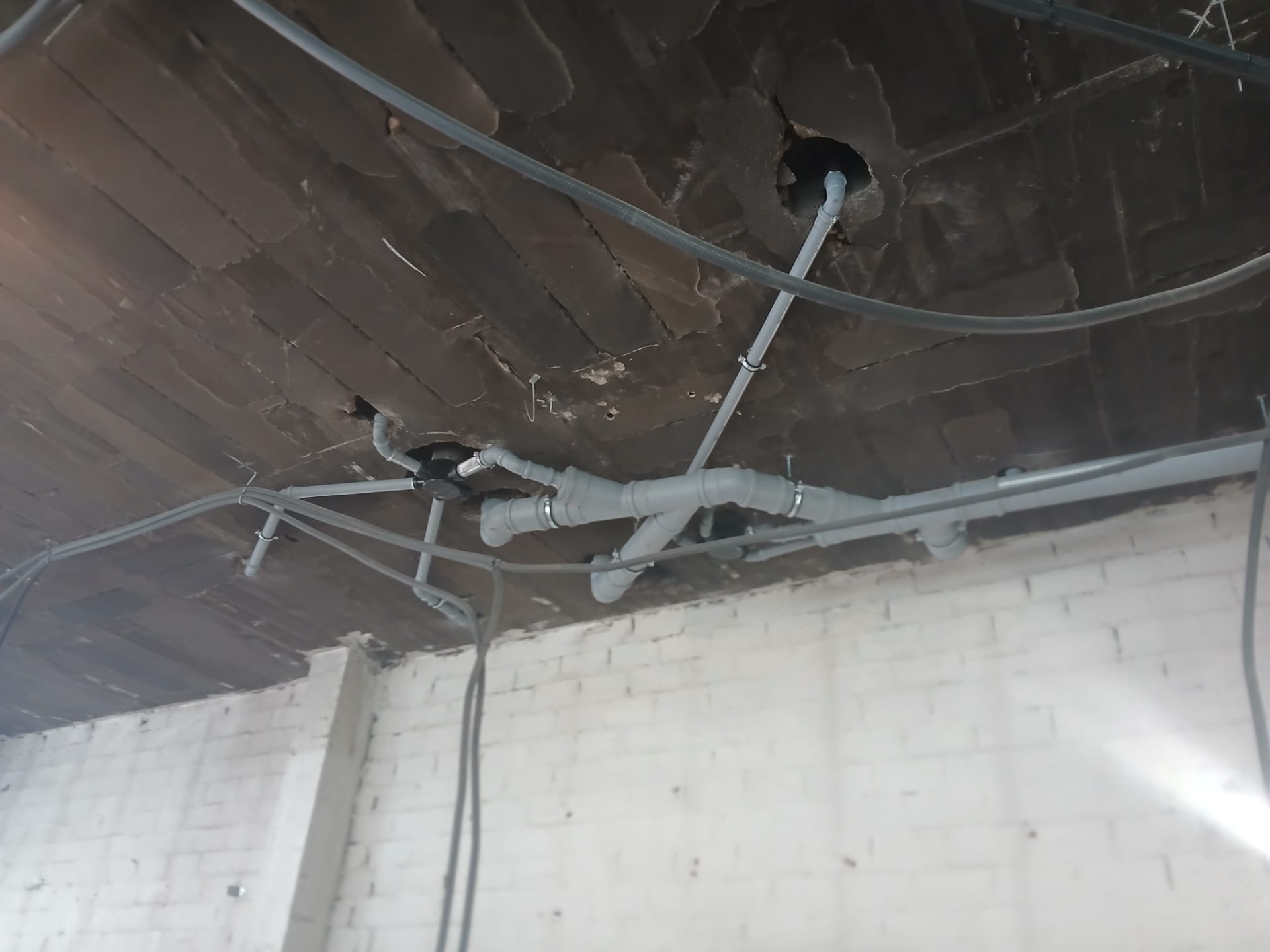 Instalación de tuberías de desagüe de PVC en el techo de una vivienda en Collado Villalba