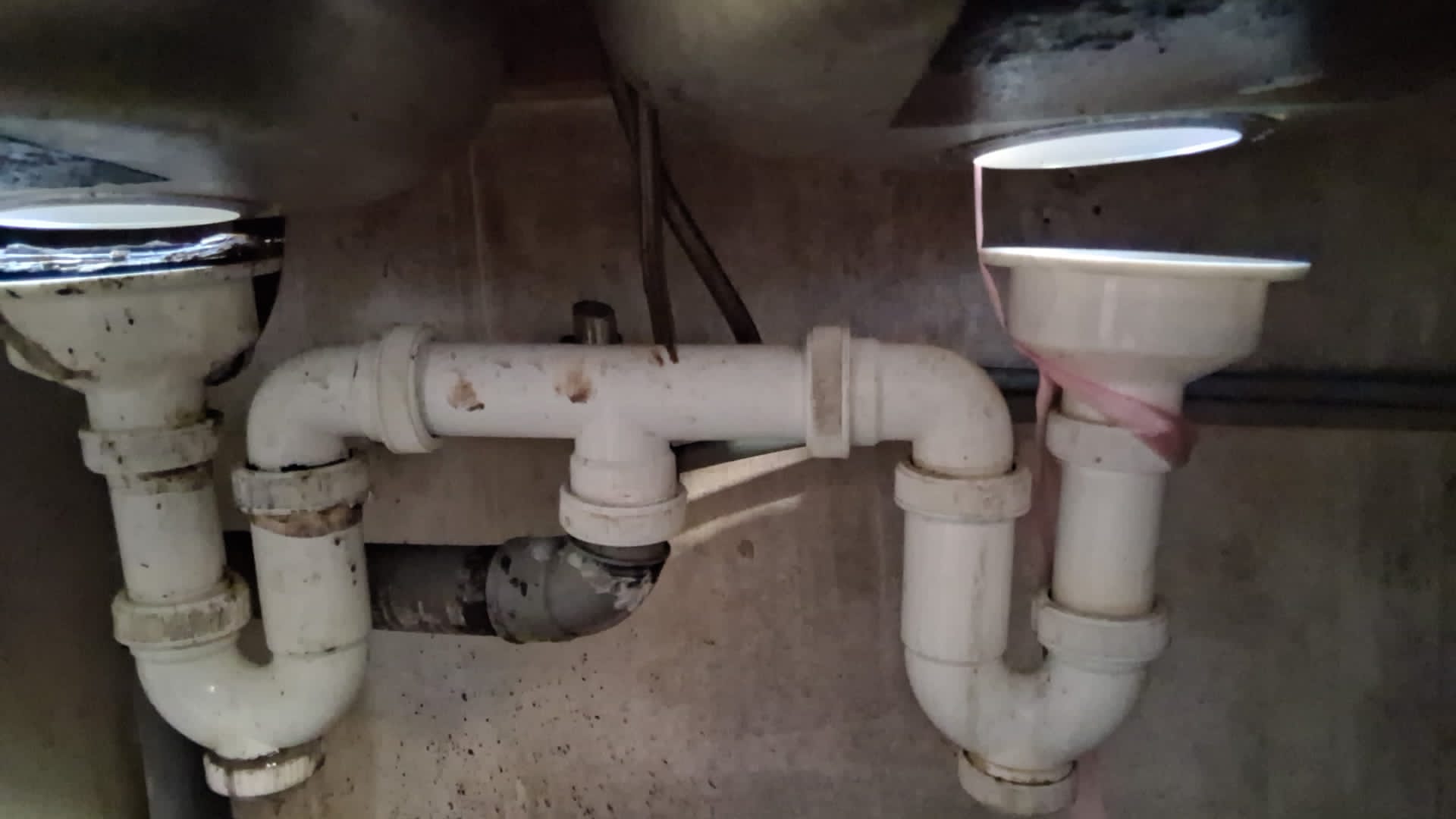 Reparación de desagües de fregadero bajo el fregadero de cocina en Alpedrete